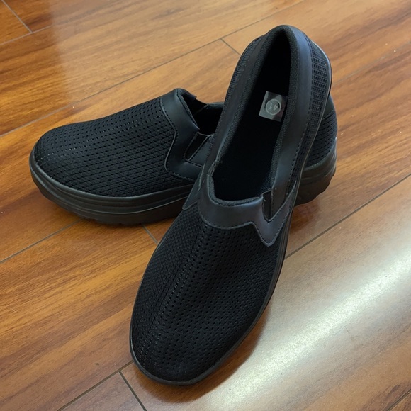 Shoes - Super comfy black slip on shoes NEW